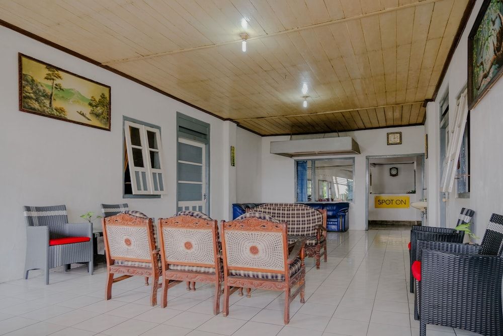 OYO Life 2638 Hotel Raya 2