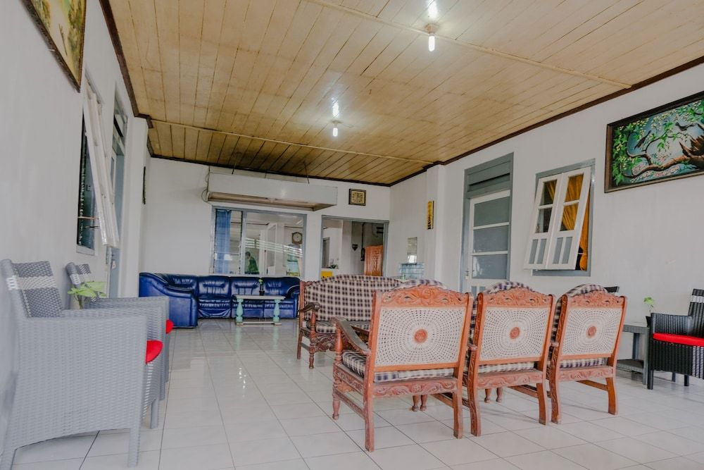 OYO Life 2638 Hotel Raya 3