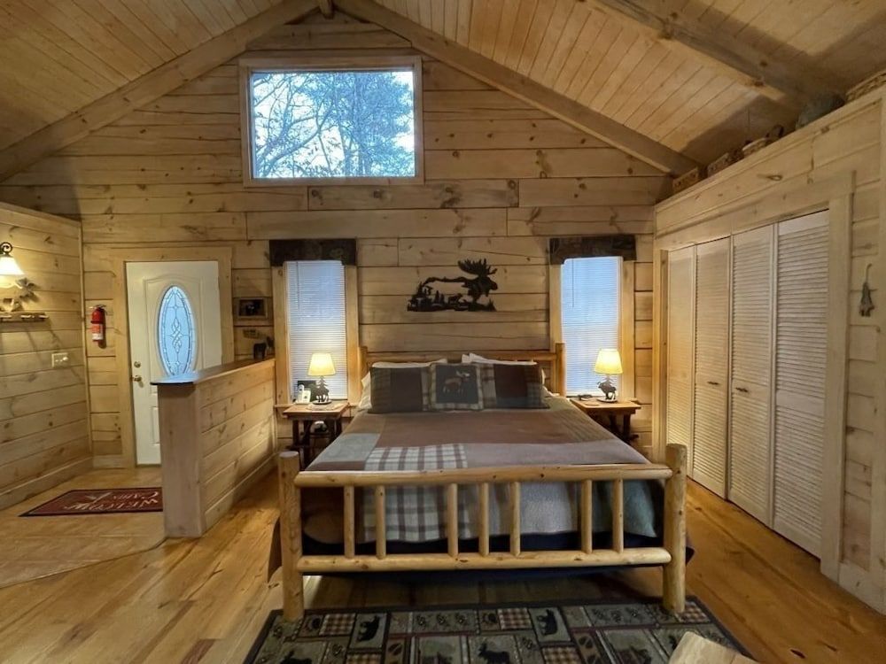 Private and Perfect! - hot tub, king bed, fireplace - dog and motorcycle friendly Studio Cabin by RedAwning 3