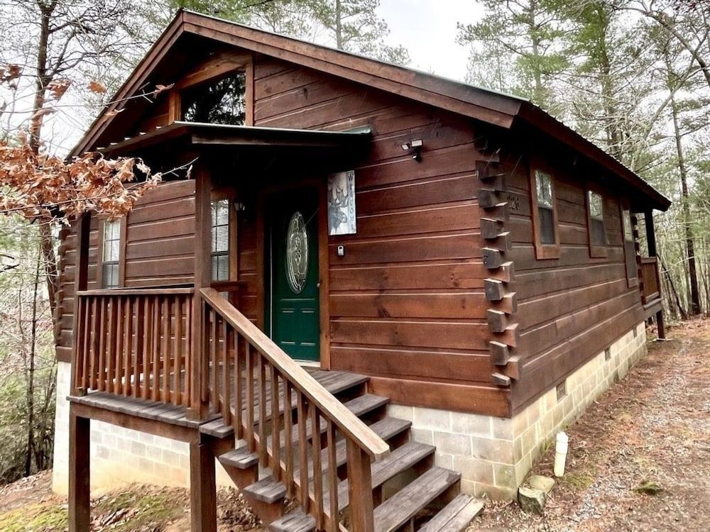Private and Perfect! - hot tub, king bed, fireplace - dog and motorcycle friendly Studio Cabin by RedAwning -1 estrellas en Tellico Plains