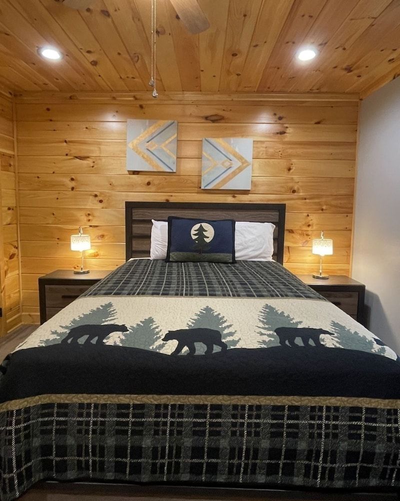 Nature lovers dream! Steps from fishing plus 140 acres of hiking! 4 Bedroom Home by RedAwning 3