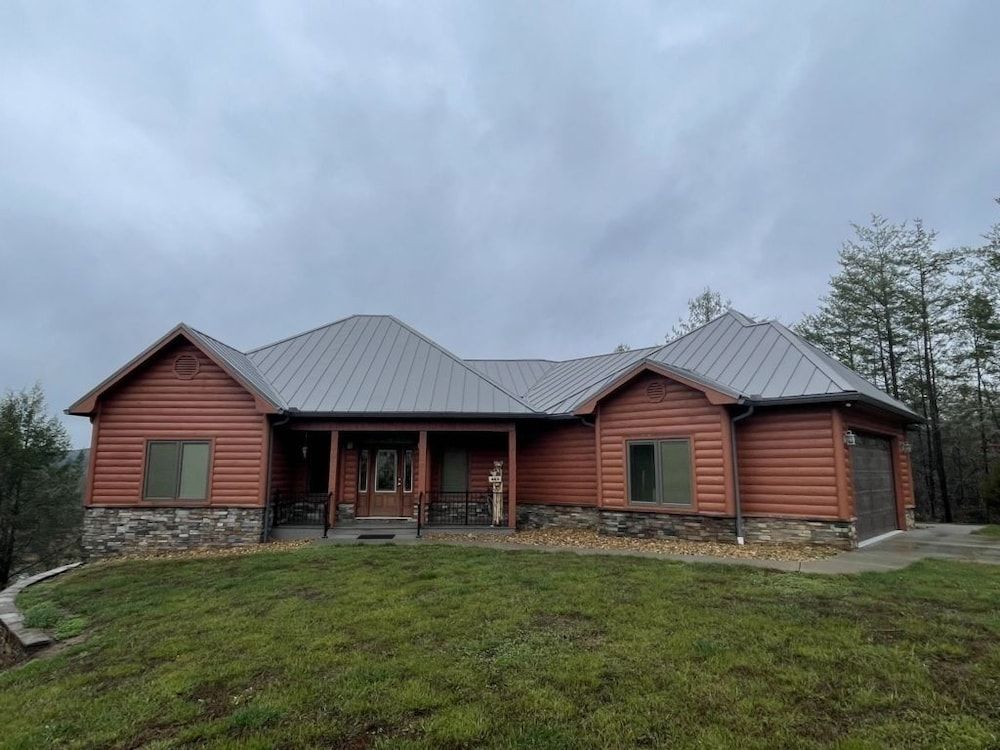 Nature lovers dream! Steps from fishing plus 140 acres of hiking! 4 Bedroom Home by RedAwning -1 estrellas en Tellico Plains