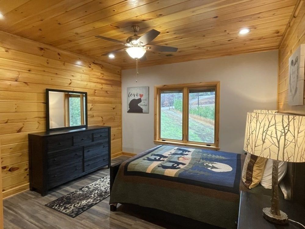 Nature lovers dream! Steps from fishing plus 140 acres of hiking! 4 Bedroom Home by RedAwning 2
