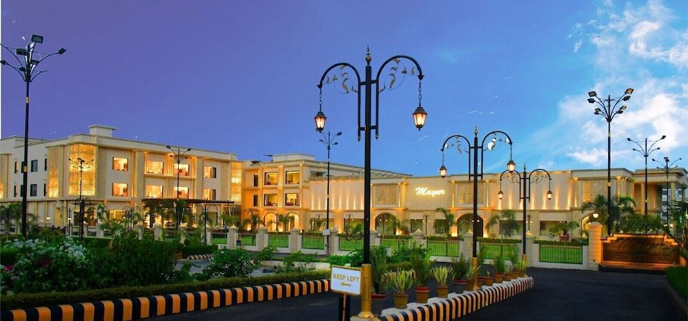 Mayur Hotel & Resort 4 estrellas en Sītāpur