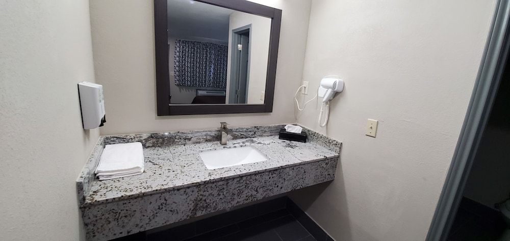 Crescent Park Motel & Suites 3