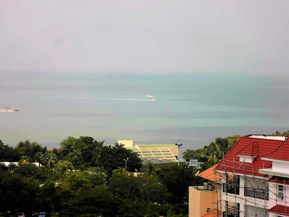 The Cliff sea & Pool Views Studio Apartment Pratumnak Pattaya -1 estrellas en Sur de Pattaya