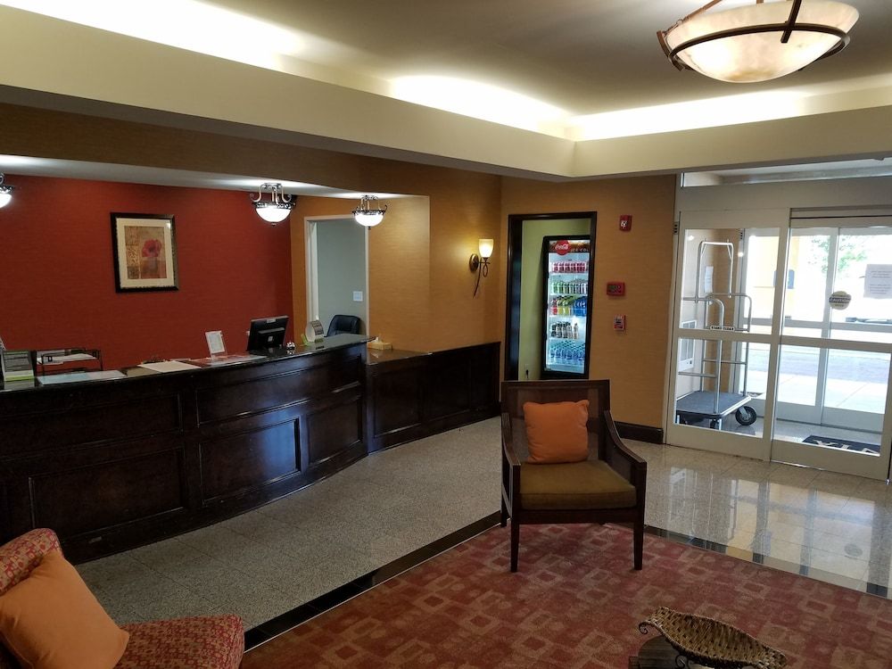 La Quinta Inn & Suites by Wyndham Atlanta-Union City 3