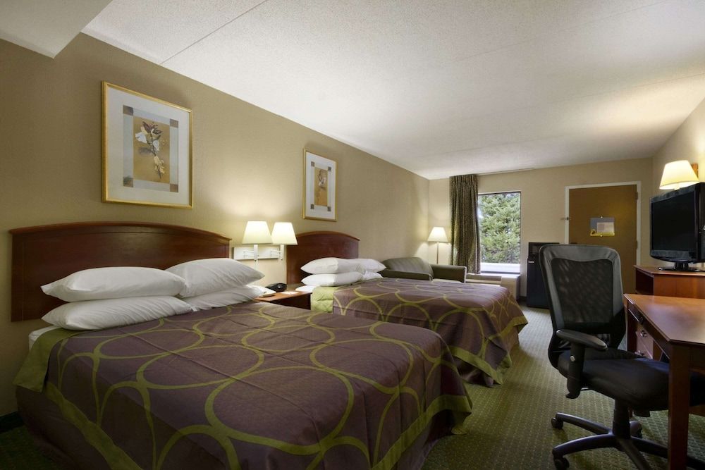 Super 8 by Wyndham Calhoun 3