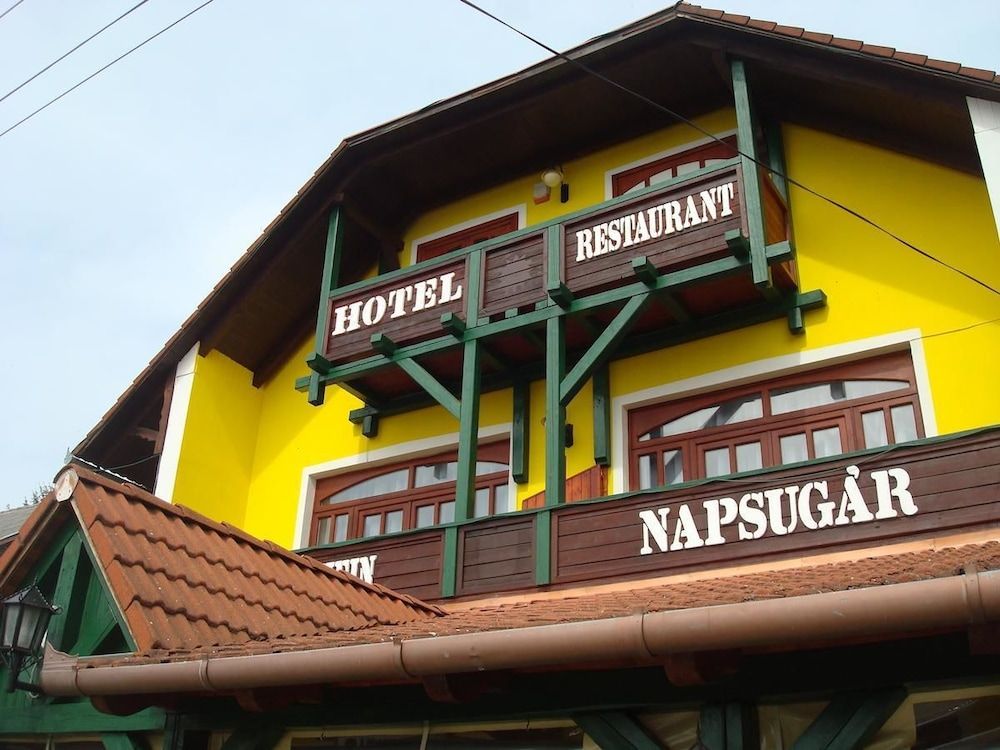 Hotel Napsugár és Gulyás Kunyhó Étterem 3 estrellas en Balatonmáriafürdő