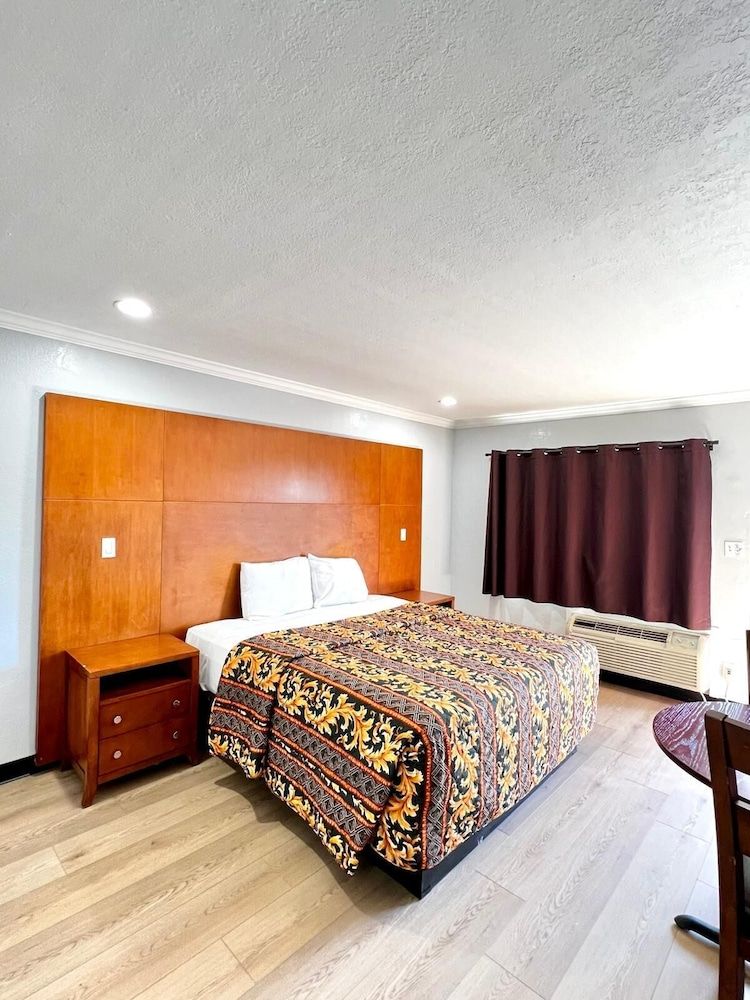 Aqua Inn Motel 3