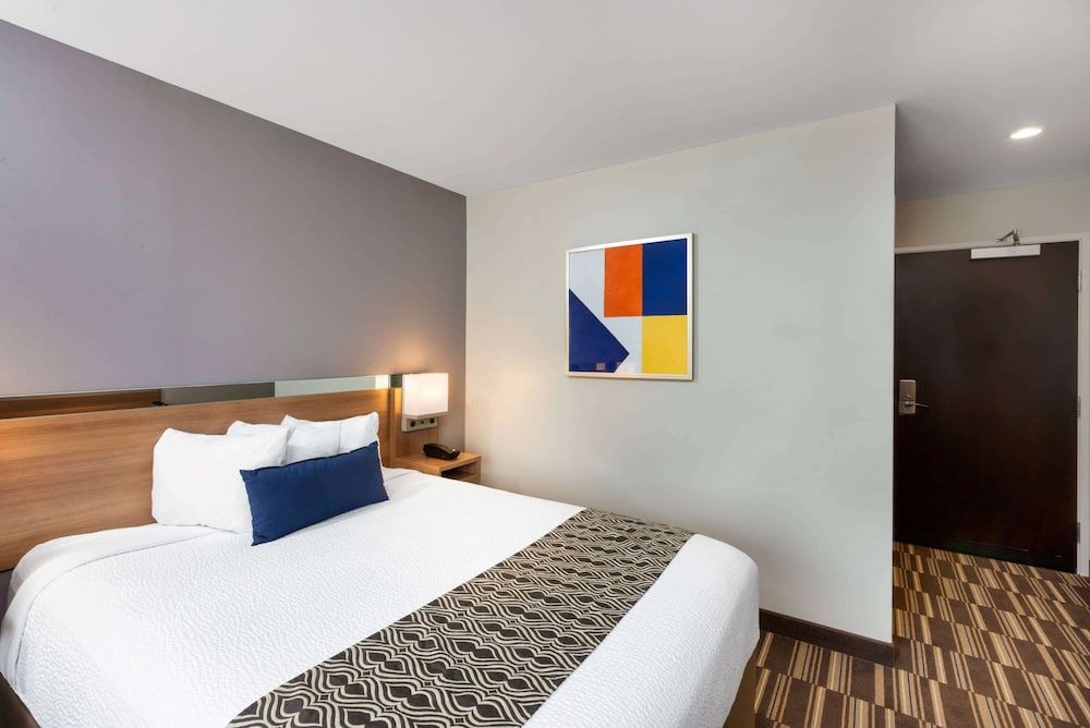 Microtel Inn & Suites by Wyndham Warsaw 3
