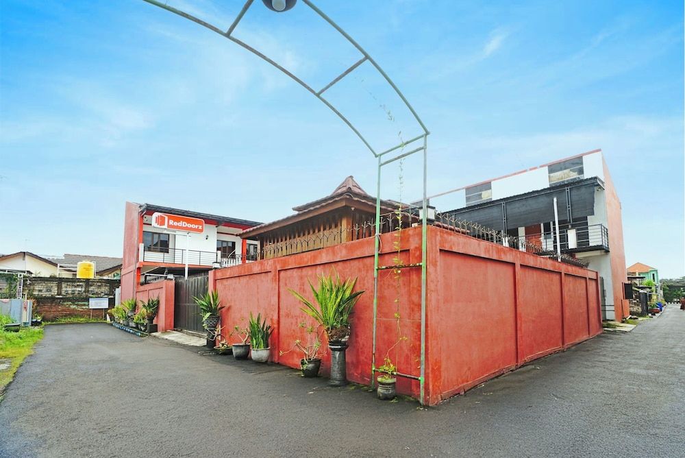 Super OYO 3702 Homestay Bougenville Syariah 2 estrellas en Lamongan