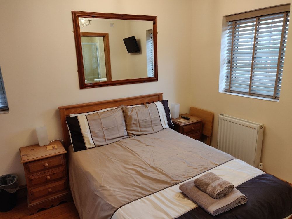 3 BR Ensuite Cottage Private Garden & Parking Near St Neots 2