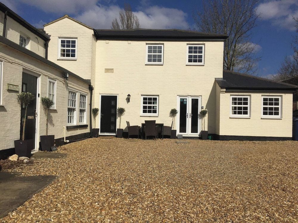 3 BR Ensuite Cottage Private Garden & Parking Near St Neots -1 estrellas en Saint Neots