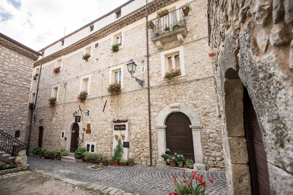 Nena' al Borgo Castello -1 estrellas en Pico