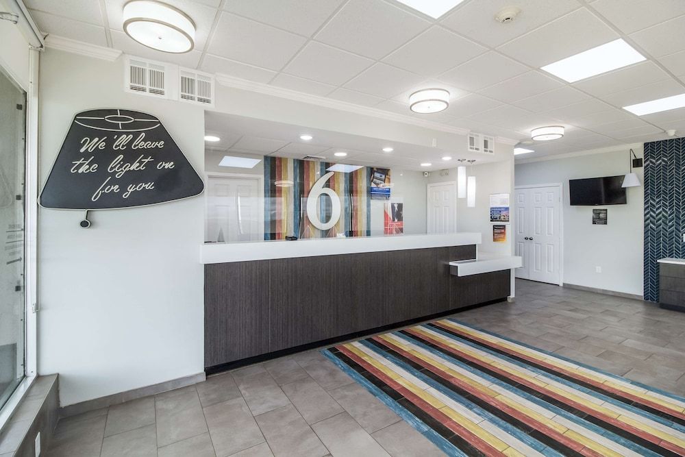 Motel 6 Groves, TX 3
