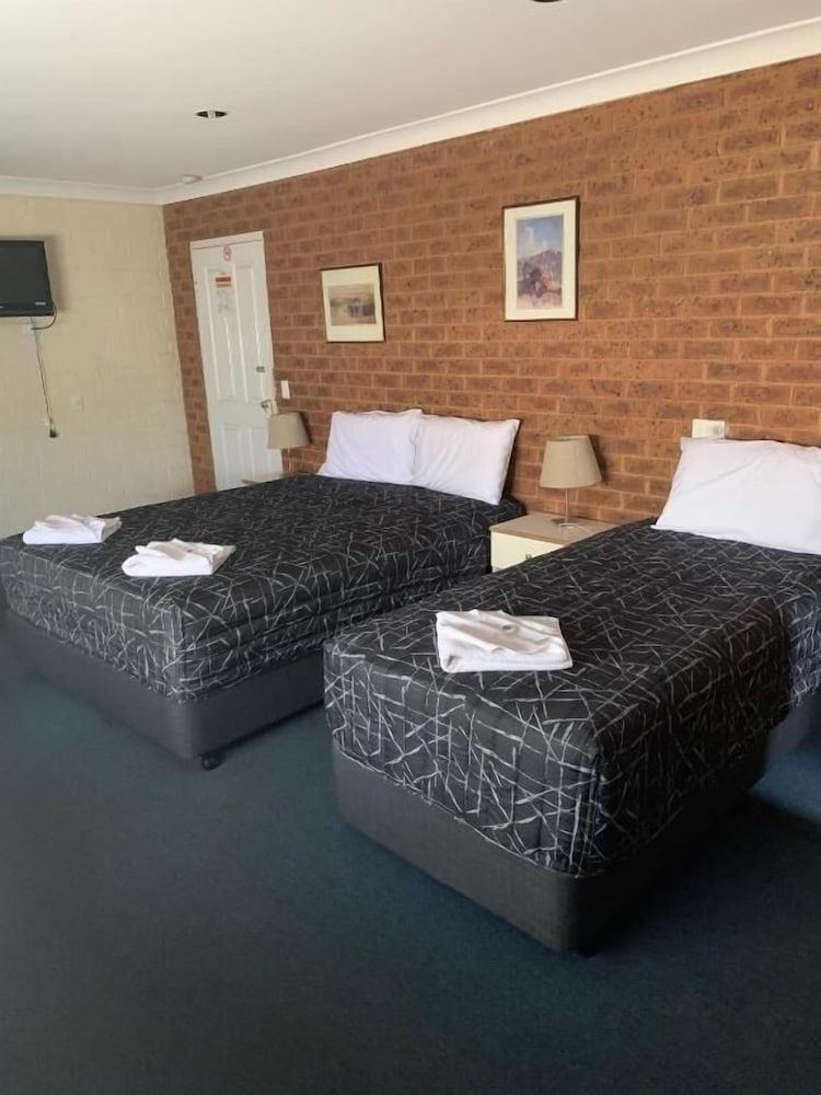 Colonial motor inn 3