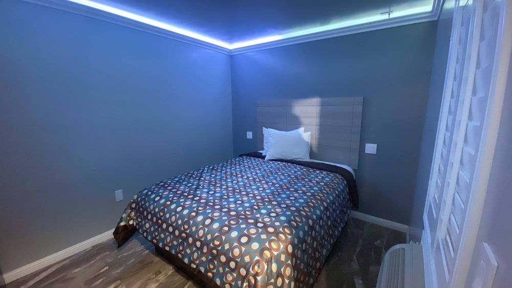 La Perla Motel 3