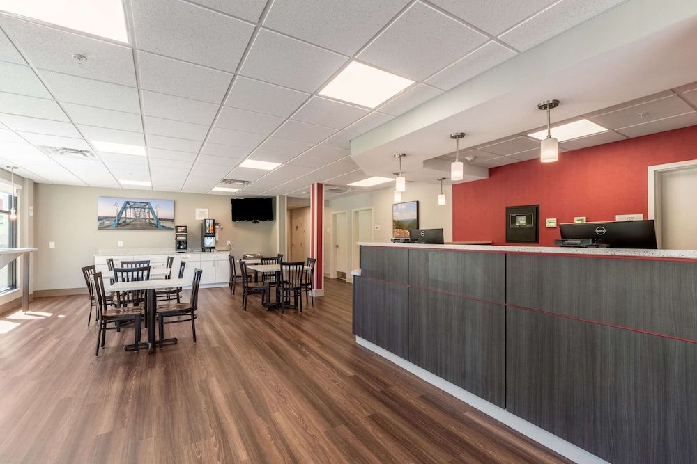 Econo Lodge Dayton North 3