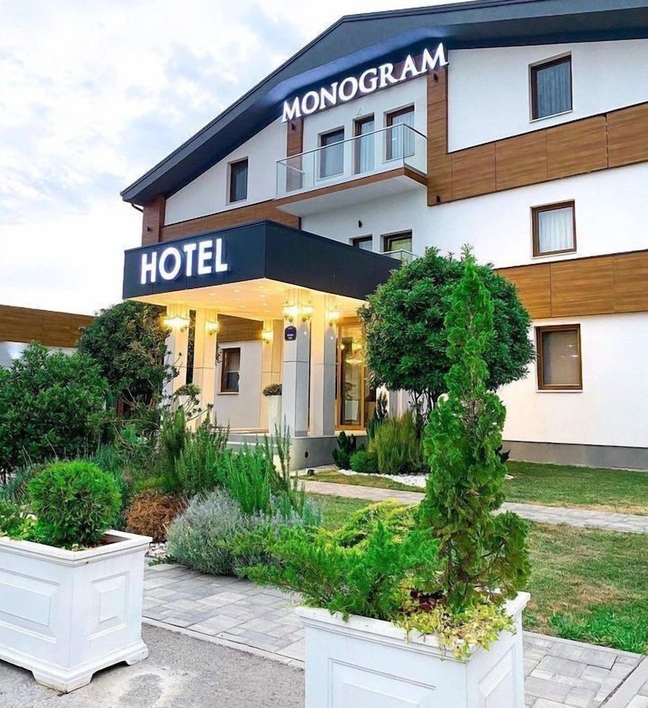 Monogram 3 estrellas en Inđija