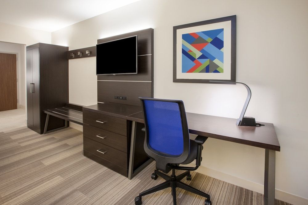 Holiday Inn Express & Suites Kansas City - Oak Grove I-70 by IHG 3