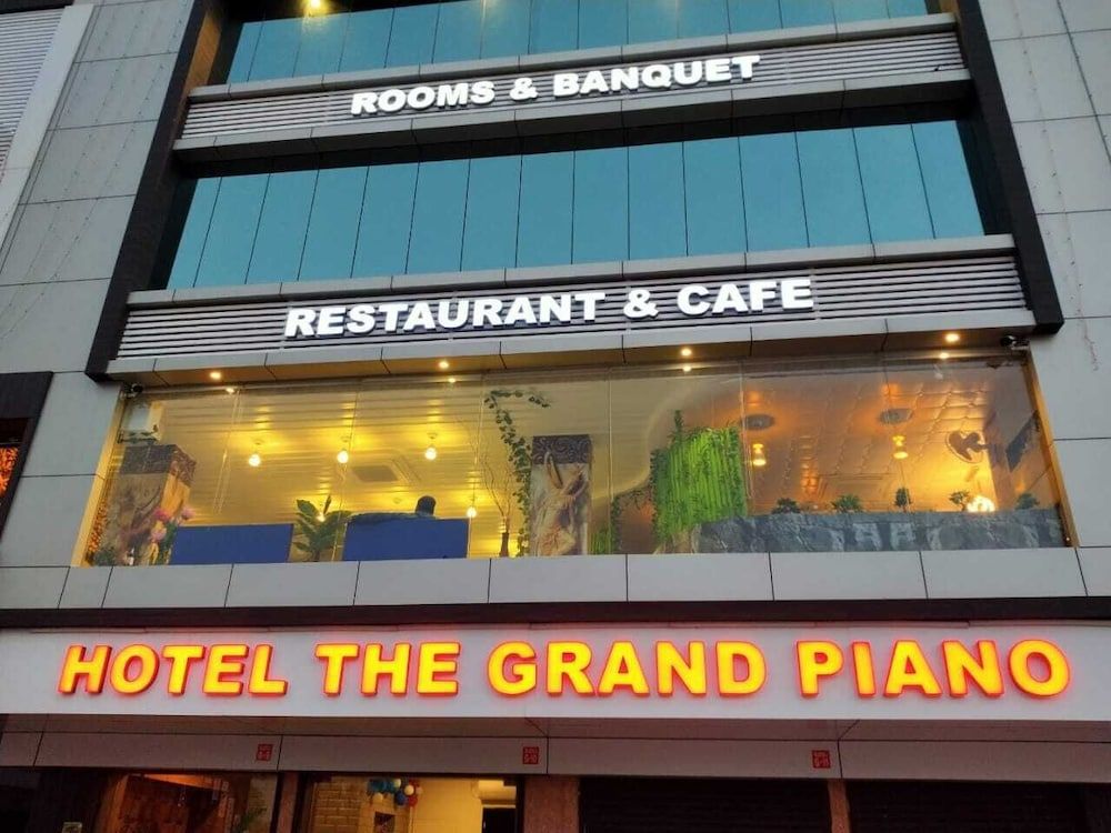 Hotel The Grand Piano 3 estrellas en Pātan