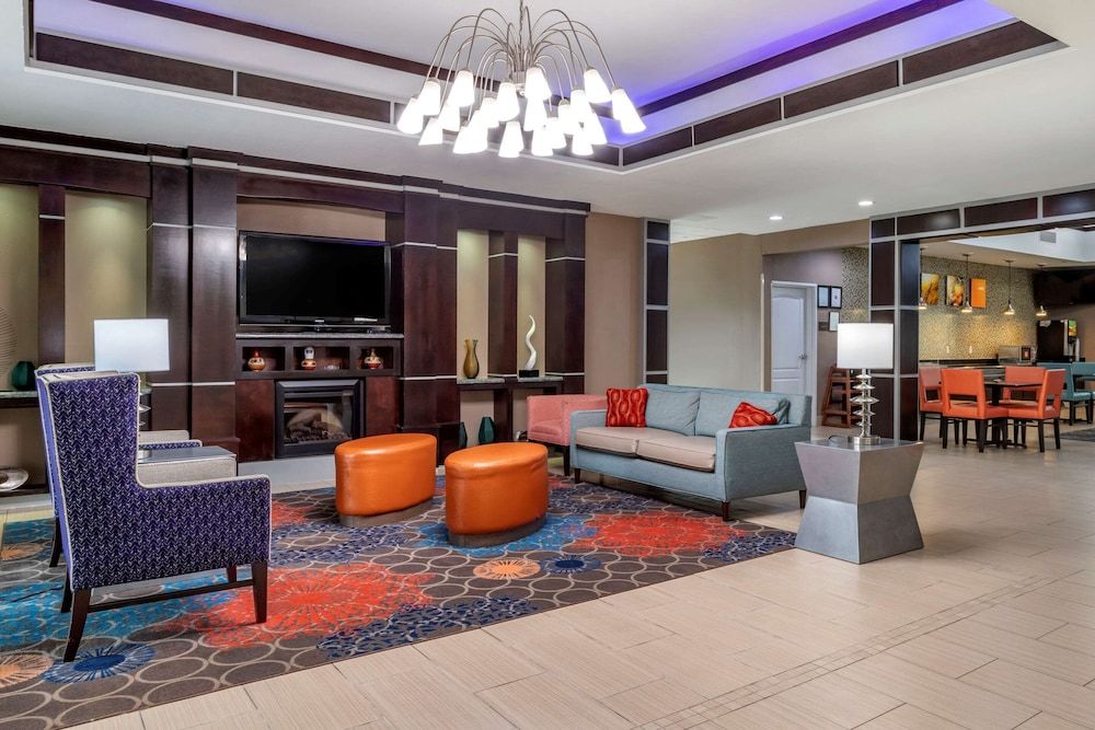 Comfort Inn & Suites Cleveland TX 3