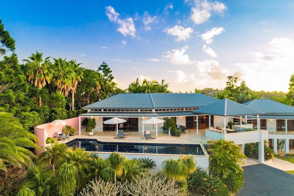 Your Luxury Escape - White Wood -1 estrellas en Coopers Shoot