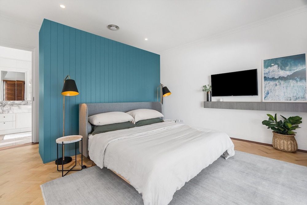 Your Luxury Escape - White Wood 2