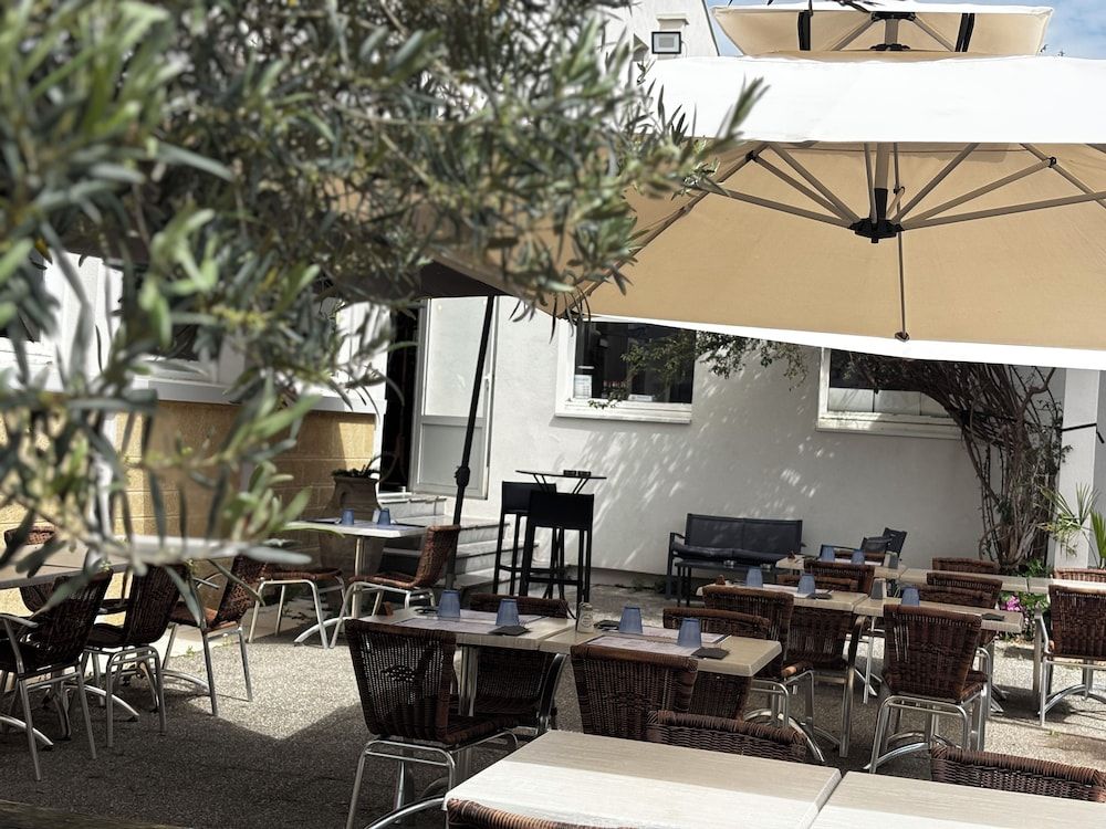 Hotel Restaurant La Plage 2 estrellas en Port-Saint-Louis-du-Rhône