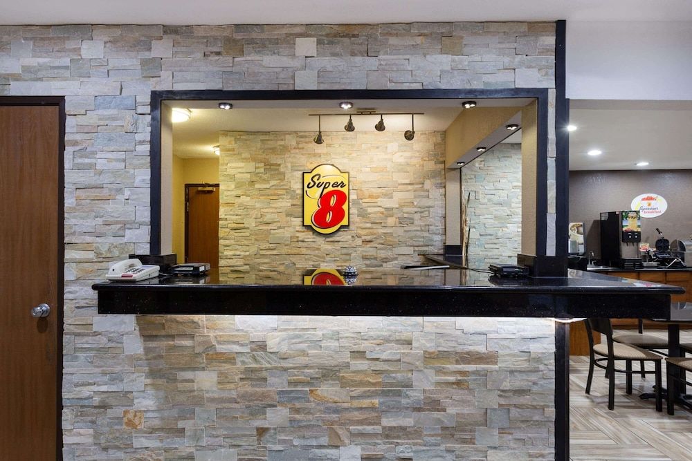 Super 8 by Wyndham Decorah 2