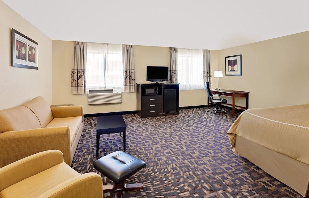 Super 8 by Wyndham Decorah 3