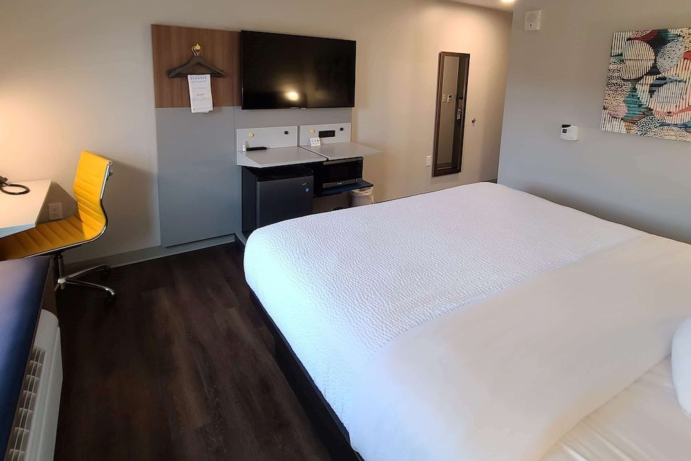 Microtel Inn & Suites by Wyndham Milford 3