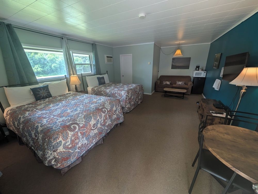 PINEWOOD INN 3