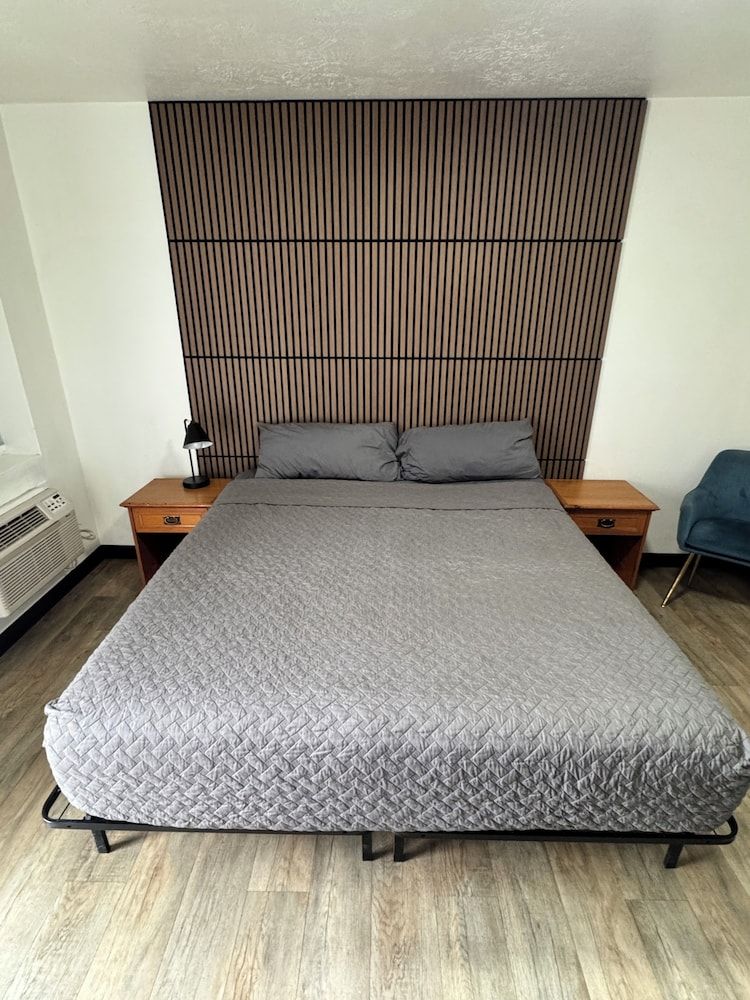 Mac's Motel 3