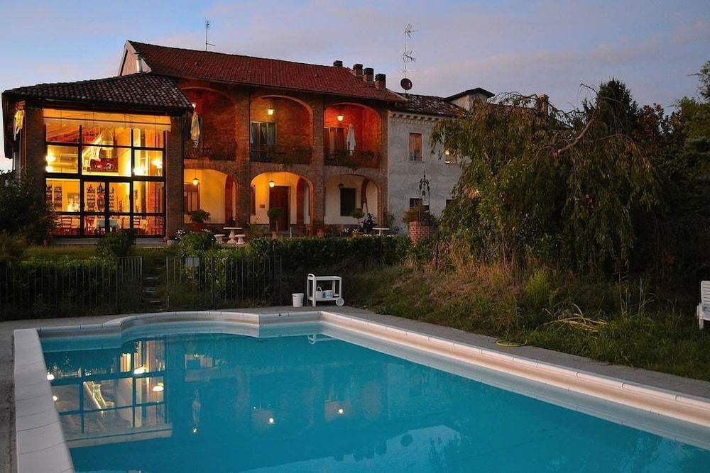 TENUTA MONVILLONE COUNTRY HOUSE & RESTAURANT -1 estrellas en Cereseto