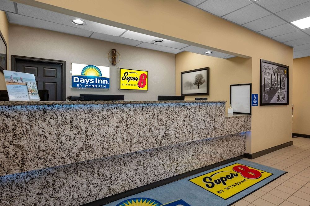 Super 8 by Wyndham Perrysburg/Toledo 2