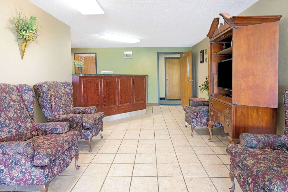 Super 8 by Wyndham St. Clair MO 3