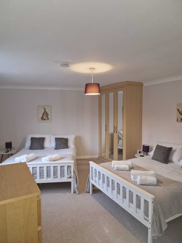 Dog Friendly - 4 Bed House - Sleeps 10 - Pool Table -1 estrellas en Bullingham