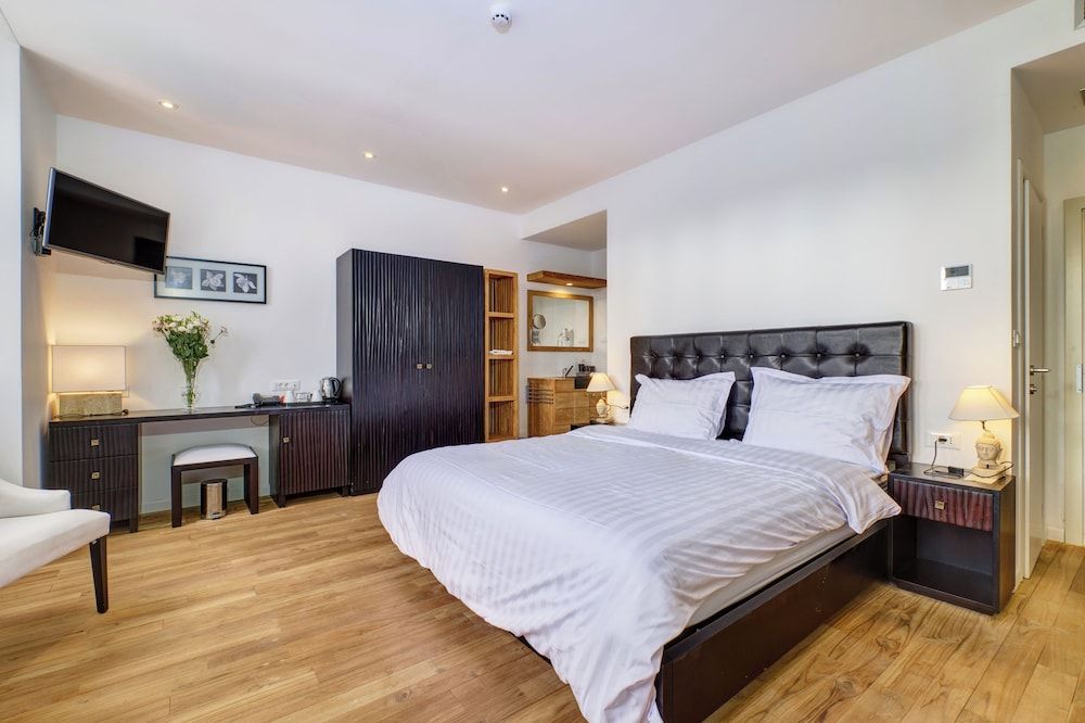 Dolphin Suites Hotel 3