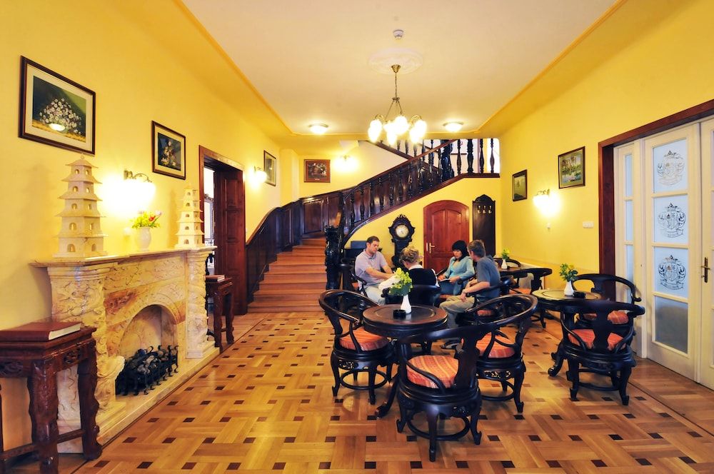 Fried Castle Hotel and Restaurant 2