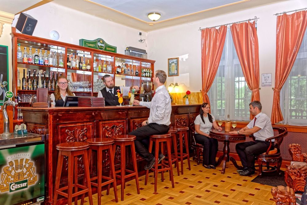 Fried Castle Hotel and Restaurant 3