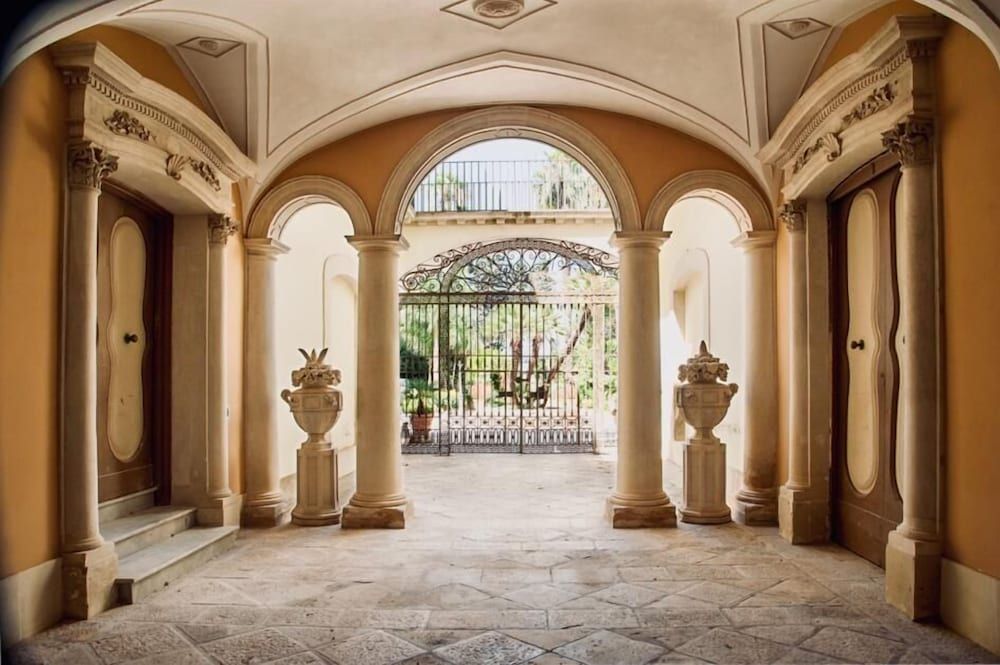 Palazzo Francesco Grassi Luxury Rooms -1 estrellas en Aradeo