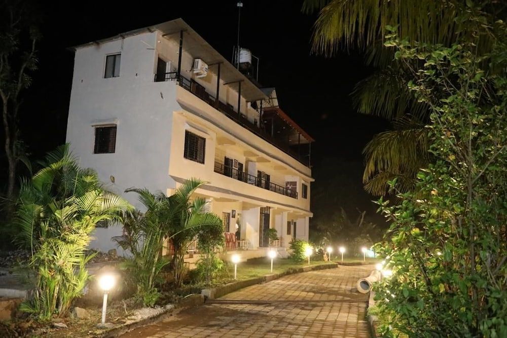 Wanderlust Resort 3 estrellas en Rājur