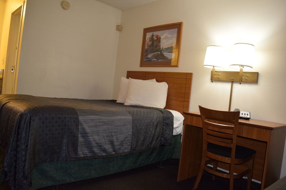 Value Inn Livonia 3