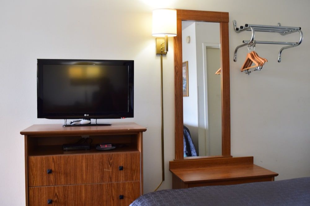 Value Inn Livonia 2