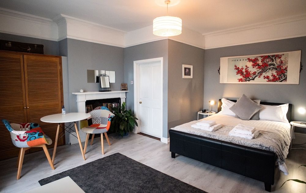 LABURNUM HOUSE & BISTRO EN GLAZE 3