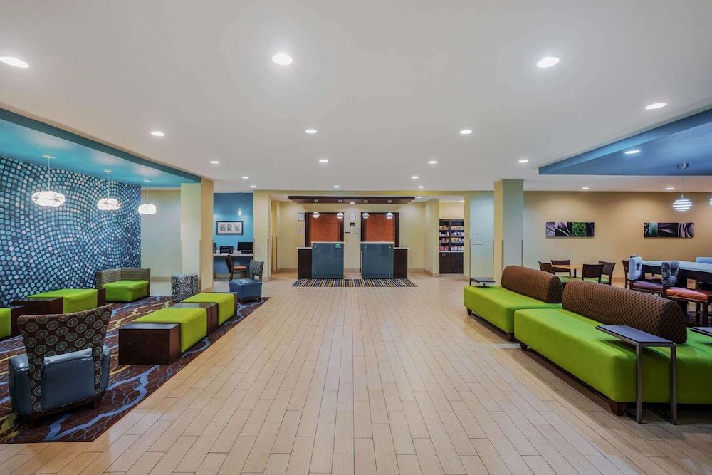 La Quinta Inn & Suites by Wyndham Beeville 3