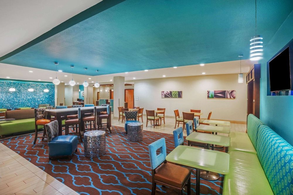 La Quinta Inn & Suites by Wyndham Beeville 2