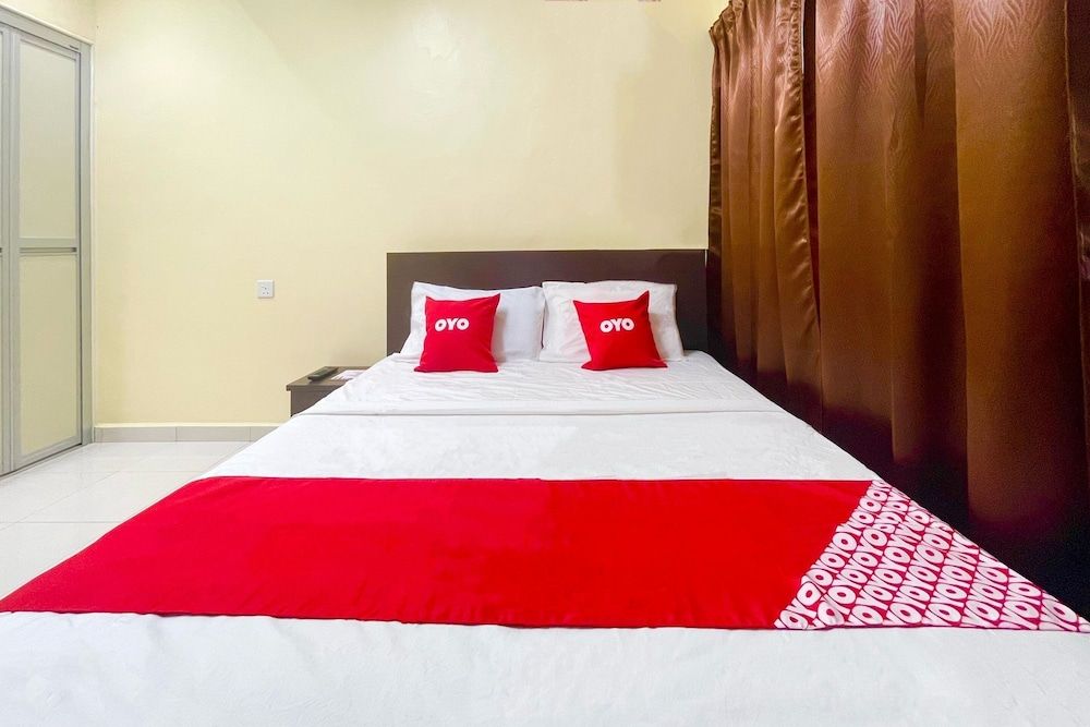 OYO 90369 Safari Hotel Lumut 3